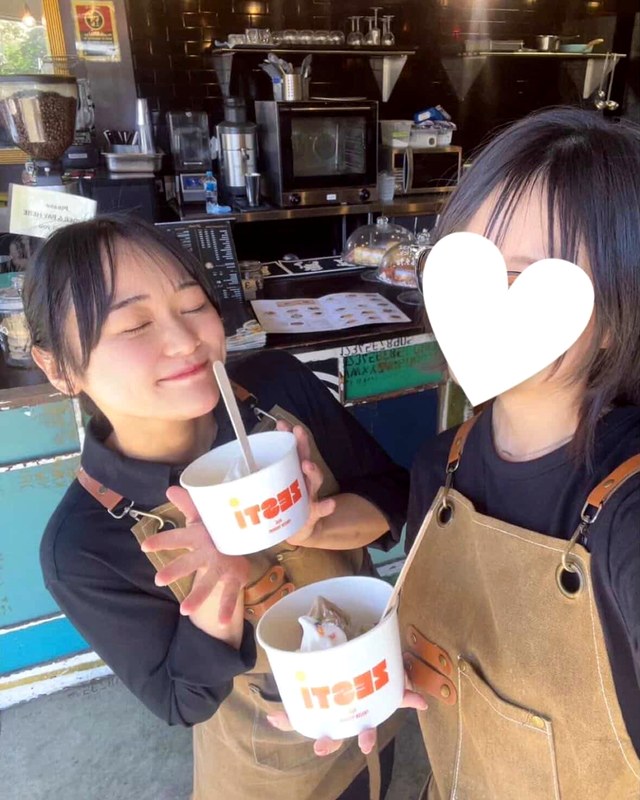 シドニーのカフェで働くバリスタ講座の卒業生