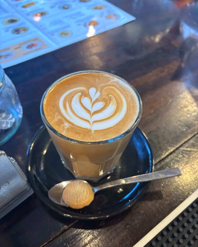 オーストラリアのカフェで卒業生が仕上げたラテアート