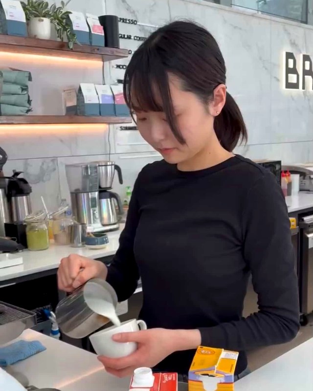 ミルクスチーミングを行う卒業生バリスタ