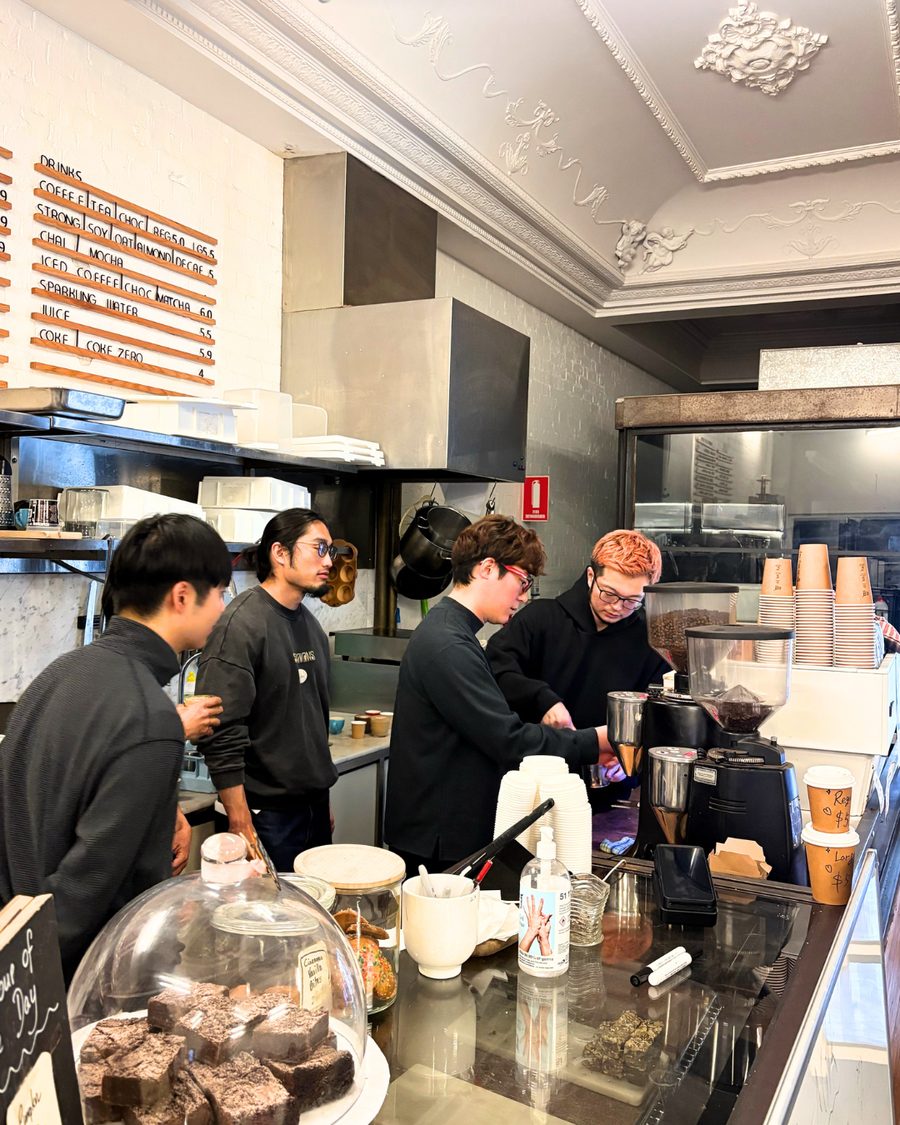 シドニーのカフェ現場でスタッフと実践練習をする様子