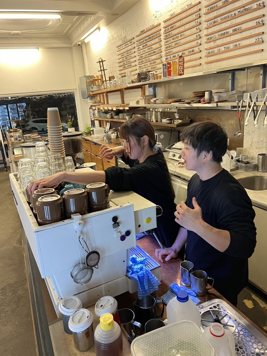 バリスタ講座で一対一にミルクスチーミングを指導する様子